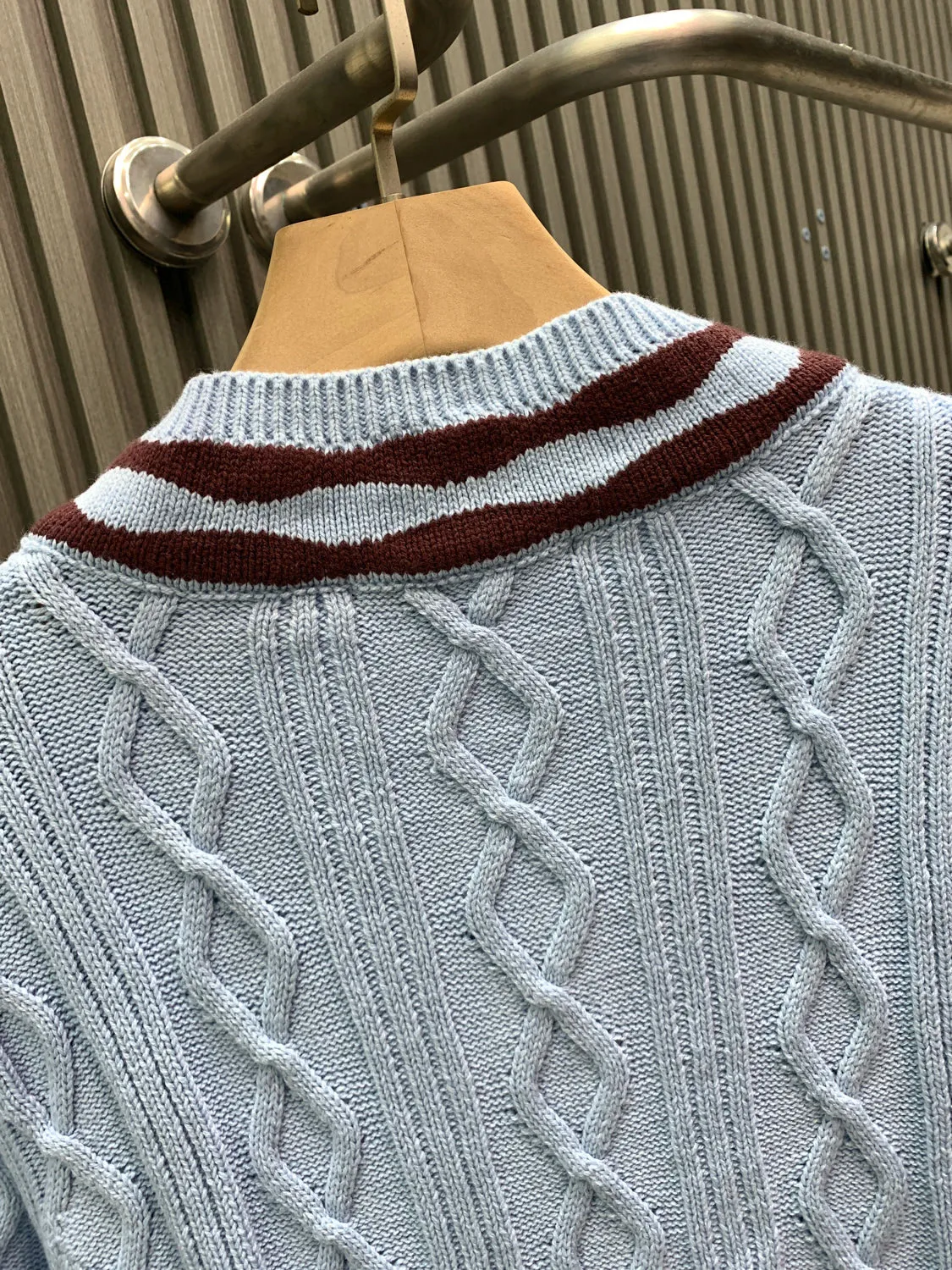 🅿️380 🀄️ Louis Vuitton 25* new autumn and winter cable knitted sheep wool and mohair V-neck pullover This cable knitted V-neck sweater is made of fine mohair and sheep wool, making the scalloped hem of the sleeves complement the wavy intarsia lines on the cuffs and collar. The contrasting 1V intarsia hem on the left adds a college atmosphere to the early spring look. Made of blended wool yarn, 30% wool and 70% acrylic dyed yarn. The process is complex and requires 180 points/piece. This style uses 7-needle Juxin woven pieces. 9 yarn feeders are needed to hang the wool on the front. The whole piece is moved to twist the rope. The intersection of the twisted ropes is prone to holes. The coffee-colored part of the yarn is mohair. The machine adjustment time is long. The needles added at the bottom of the sleeve clips are all edged, which increases the loom time and sewing time. Because the logo is hung with hair, the coffee-colored thread is clamped on the edge and needs to be drawn out. Moreover, due to the characteristics of mohair, hair will fall out when drawing out the thread. It is necessary to manually remove the stray hairs bit by bit, which is very time-consuming. Customized accessories, complete with three standards, same style for men and women.